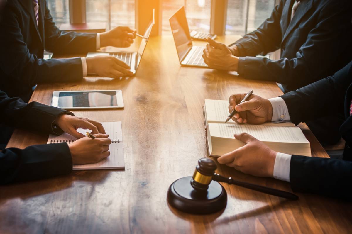 Révisez les statuts de votre société à l'aide d'un avocat en droit des affaires