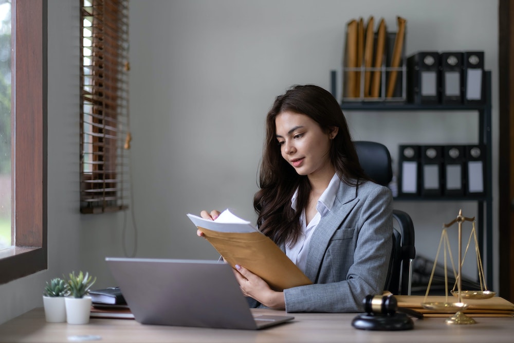Honoraires fixes ou honoraires horaires : quel avocat choisir pour votre défense ?