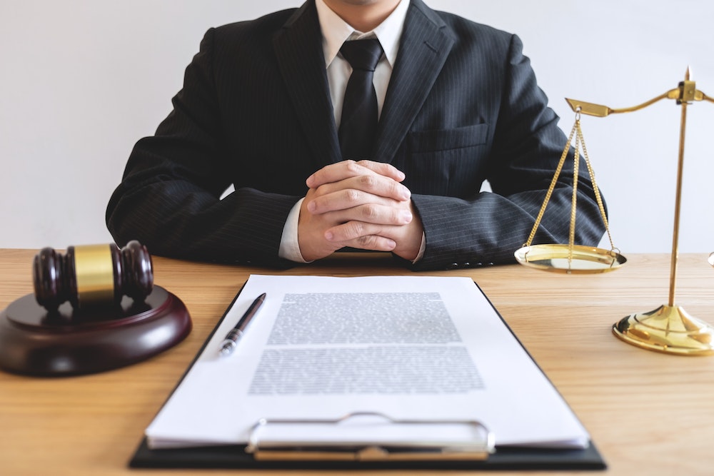 Comprendre les implications juridiques de l'article L145-19 : La cession du bail à une entreprise en difficulté