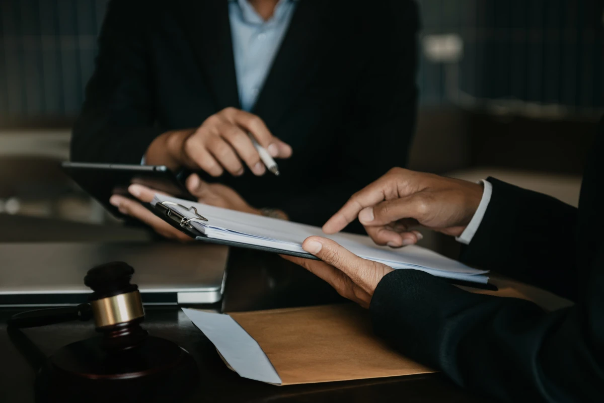 L'article L145-54 du Code de commerce : une analyse juridique approfondie de la répartition des charges entre bailleur et locataire